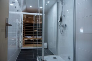 Suite Junior, 1 chambre, non-fumeurs, balcon | Salle de bain | Sèche-cheveux, chaussons, serviettes fournies, savon