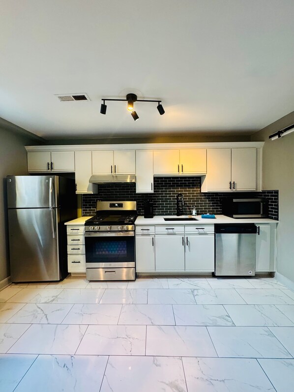 ثلاجة، ميكروويف، فرن، موقد طهي مسطح