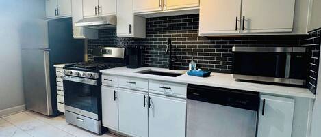 Kjøleskap, mikrobølgeovn, ovn og kokeplater