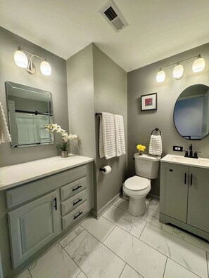 Regadera, secadora de cabello, toallas 