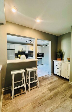 Fridge, microwave, oven, stovetop - Lively Fox Loft, In Downtown, Walk to River & Bars, Arcada across the street (St. Charles)