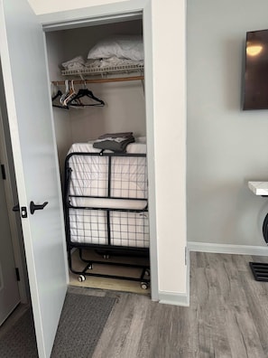 2 bedrooms, desk, iron/ironing board, WiFi