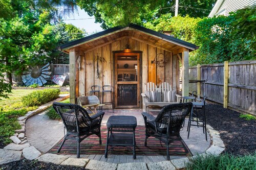 Charming 3BR Cottage + Garden, Walk to Downtown & Metra, Sleeps 6