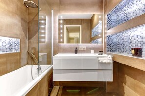 Douche, sèche-cheveux, serviettes fournies, shampoing