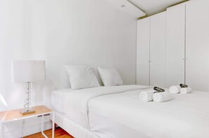 2 slaapkamers, een bureau, een strijkplank/strijkijzer, reisbedje