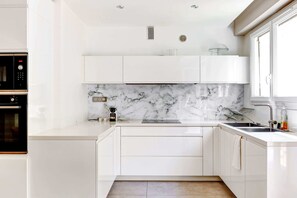 Coffee/tea maker, fridge, microwave, oven