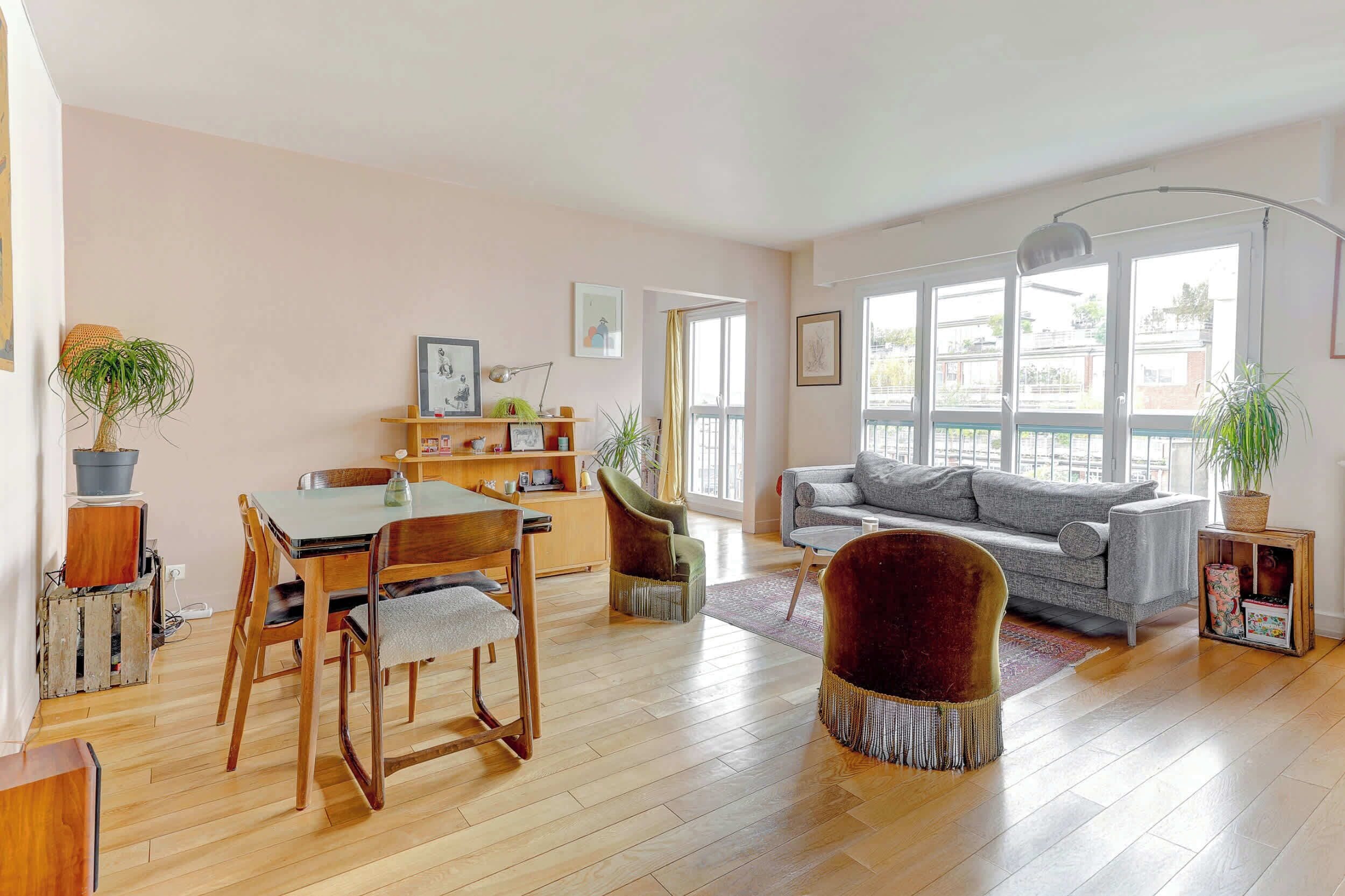 Een televisie en boeken