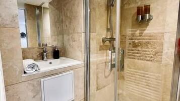 Ducha, secador de pelo, toallas