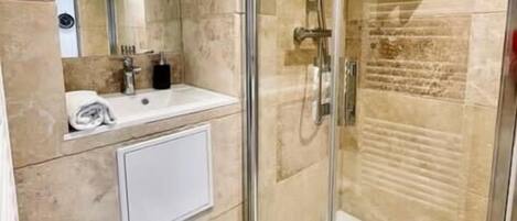 Douche, séchoir à cheveux, serviettes fournies
