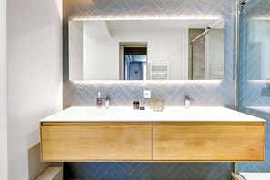 Dusche, Haartrockner, Handtücher