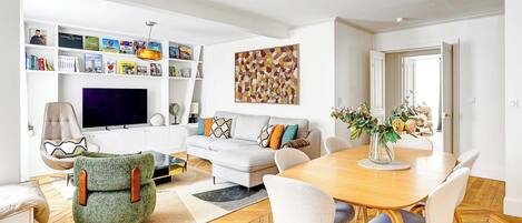 Téléviseur, livres, bureau