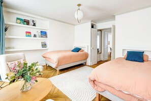 2 bedrooms, desk, iron/ironing board, WiFi