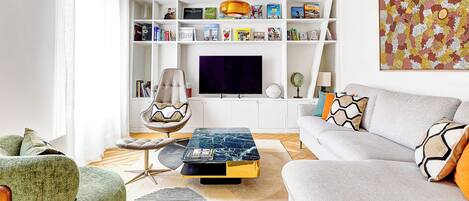 Een televisie, boeken en een kantoor