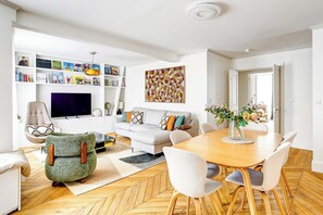 Fernseher, Bücher, Arbeitsbereiche