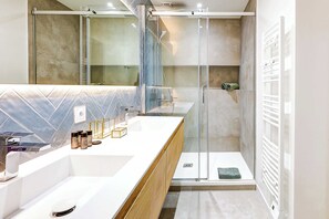 Dusche, Haartrockner, Handtücher, Shampoo