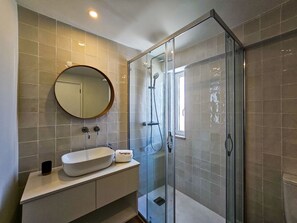 Douche, sèche-cheveux, papier toilette