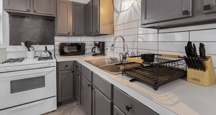 Charming Home Near Heart of Downtown Sleeps 12