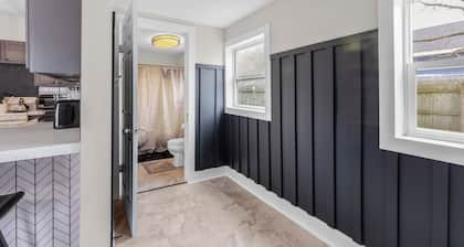 Charming Home Near Heart of Downtown Sleeps 12