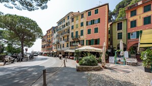 A street with multi-story buildings, outdoor seating areas, and a cobblestone plaza. - Charming Apartment Santa Margherita Ligur (Santa Margherita Ligure)