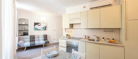 Standard Apartment, Multiple Bedrooms (Charming Apartment Santa Margherita) | Private kitchen | Fridge, oven, stovetop, dishwasher