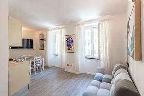 Departamento estándar, varias habitaciones (Charming Apartment Santa Margherita) | Sala de estar | Televisión de pantalla plana de 21 pulgadas con canales por cable 