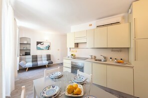 Frigorifero, forno, piano cottura, lavastoviglie