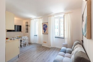 21-tommu flatskjársjónvarp með kapalrásum