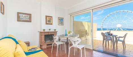 Standard Penthouse, Multiple Bedrooms (Una Finestra Sul Porto) | Outdoor dining