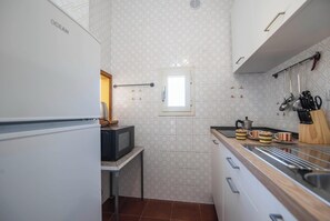 Kühlschrank, Mikrowelle, Herdplatte, Wasserkocher mit Kaffee-/Teezubehör