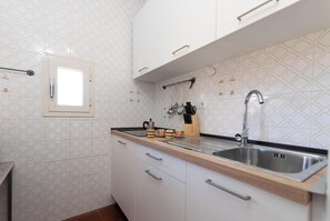 Standard Penthouse, Multiple Bedrooms (Una Finestra Sul Porto) | Private kitchen | Fridge, microwave, stovetop, coffee/tea maker - Una Finestra Sul Porto (Alghero)