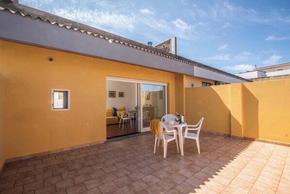 Standard Penthouse, Multiple Bedrooms (Una Finestra Sul Porto) | Outdoor dining