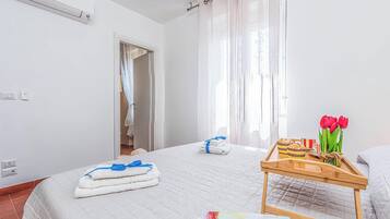 Standard Penthouse, 1 Bedroom (Una Finestra Sul Porto) | 1 bedroom, WiFi, bed sheets
