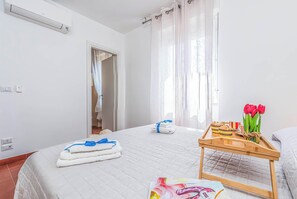 Standard-Penthouse, Mehrere Schlafzimmer (Una Finestra Sul Porto) | 1 Schlafzimmer, WLAN, Bettwäsche