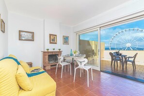 Standard Penthouse, Multiple Bedrooms (Una Finestra Sul Porto) | Outdoor dining