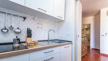 Standard Penthouse, 1 Bedroom (Una Finestra Sul Porto) | Private kitchenette | Fridge, microwave, stovetop, coffee/tea maker