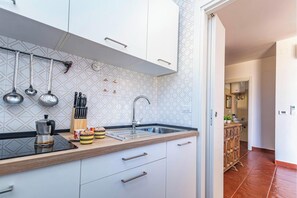 Standard Penthouse, 1 Bedroom (Una Finestra Sul Porto) | Private kitchenette | Fridge, microwave, stovetop, coffee/tea maker