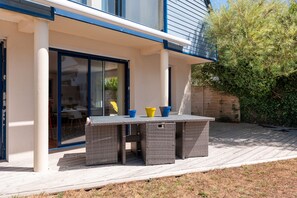 Outdoor dining - Contemporary house, beach within walking distance (Sarzeau)