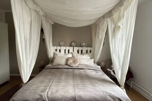1 dormitorio, tabla de planchar con plancha, wifi y ropa de cama