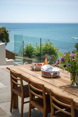 Outdoor dining - Sandhills -  a house that sleeps 8 guests  in 4 bedrooms (Salcombe)