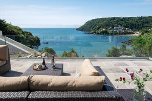Outdoor dining - Sandhills -  a house that sleeps 8 guests  in 4 bedrooms (Salcombe)