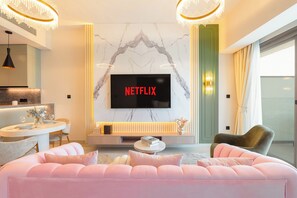 Deluxe-Apartment, 1 Schlafzimmer | Wohnbereich | 65-Zoll-Smart-TV mit Kabelempfang, Netflix, Streaming-Dienste