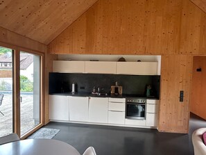 Jääkaappi, uuni, liesi, astianpesukone