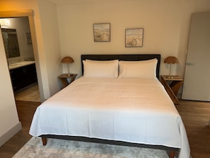 3 chambres, bureau, fer et planche à repasser, lit parapluie