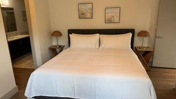 3 makuuhuonetta, työpöytä, silitysrauta/-lauta, vauvan matkasänky