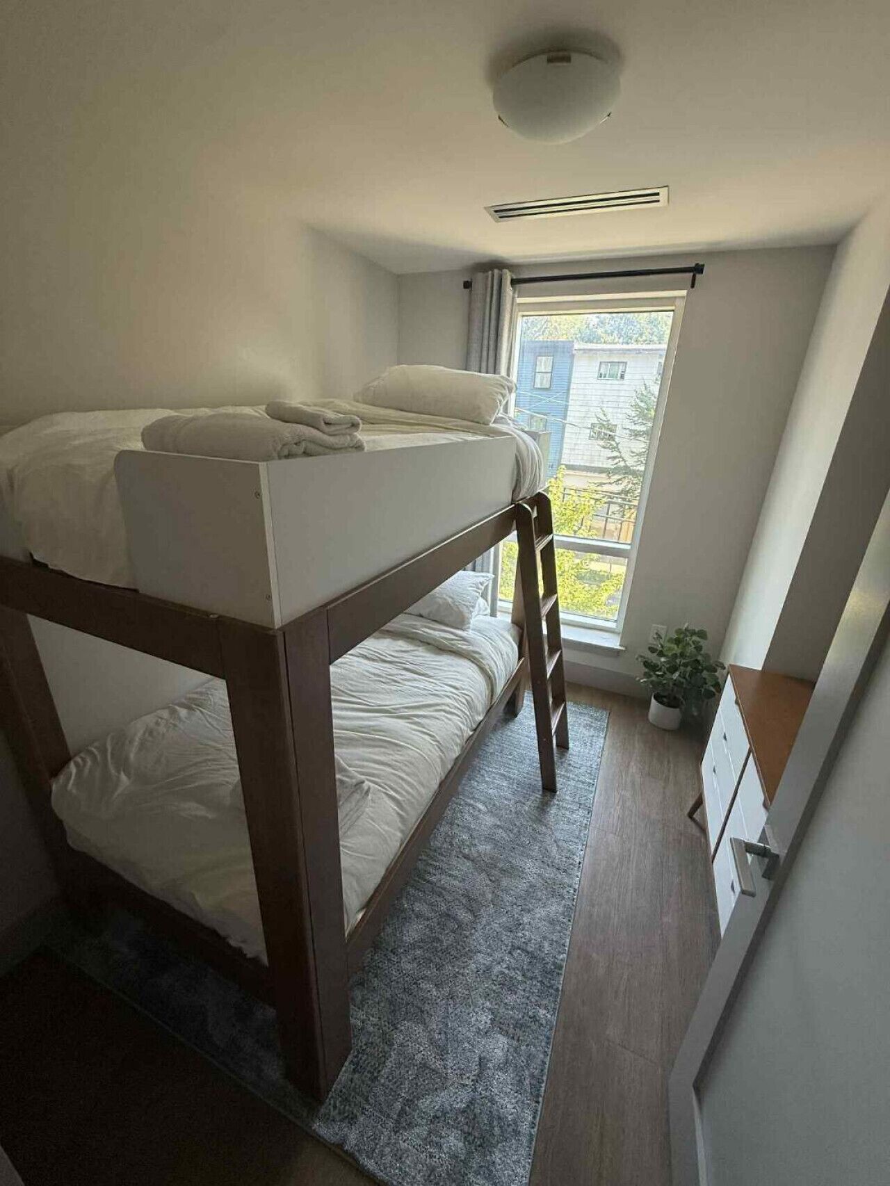 3 dormitoris, escriptori i planxa i posts de planxar 