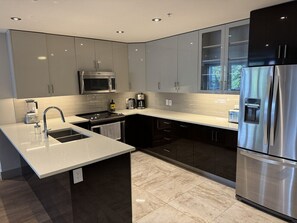 Kjøleskap, mikrobølgeovn, ovn og kokeplater