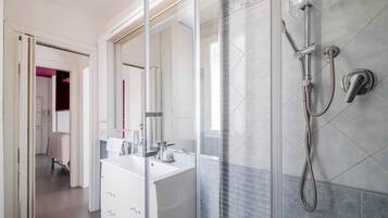 Dusch, hÄrtork och handdukar