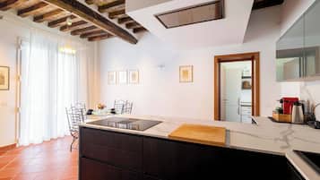 Frigorifero, microonde, forno, piano cottura