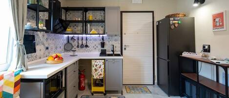 Réfrigérateur, micro-ondes, grille-pain