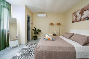 1 bedroom, desk, WiFi, bed sheets